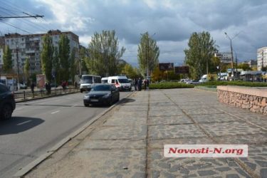 В центре Николаева «БМВ» на литовских номерах сбил женщину на «зебре» | Корабелов.ИНФО image 6