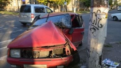 В центре Николаева водитель на полном ходу врезался в столб | Корабелов.ИНФО image 1