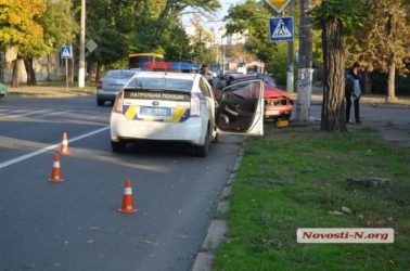 В центре Николаева водитель на полном ходу врезался в столб | Корабелов.ИНФО image 2