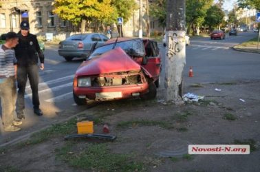 В центре Николаева водитель на полном ходу врезался в столб | Корабелов.ИНФО image 3