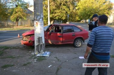 В центре Николаева водитель на полном ходу врезался в столб | Корабелов.ИНФО image 4