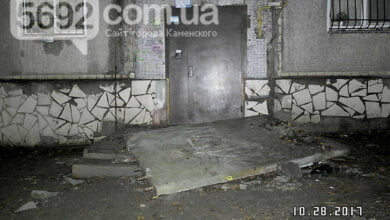 Упавший козырек подъезда в Каменском убил подростка, двое получили травмы | Корабелов.ИНФО