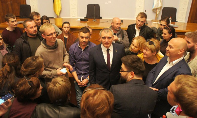 Сторонники Сенкевича собираются выходить на площадь после голосования депутатов за его импичмент (ВИДЕО) | Корабелов.ИНФО