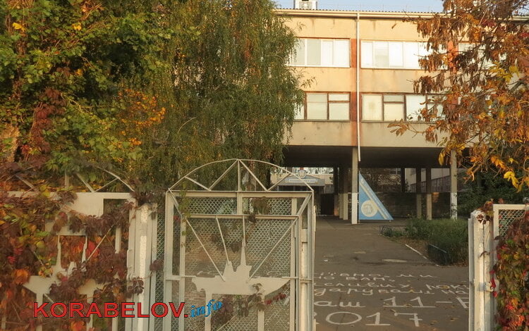 Школьница в Корабельном районе поломала руку на уроке: проведено служебное расследование, учитель получила выговор | Корабелов.ИНФО