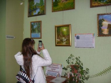 Доторкніться до світу мистецтва! У бібліотеці Корабельного району відкрили виставку картин Володимира Колеснікова | Корабелов.ИНФО image 6