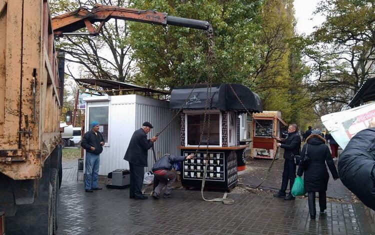 Оперативно сработали: администрация Корабельного района демонтировала незаконные будки на тротуаре (ВИДЕО) | Корабелов.ИНФО image 1