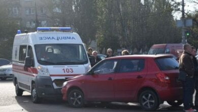 На проспекте Богоявленском произошло лобовое столкновение "скорой" и "SKODA": движение транспорта затруднено | Корабелов.ИНФО image 2