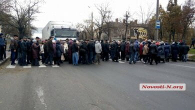 В Николаеве работники судостроительного завода перекрыли Варваровский мост | Корабелов.ИНФО image 1