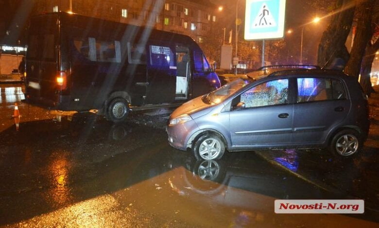 На проспекте Богоявленском девушка на «Черри» въехала под "маршрутку" | Корабелов.ИНФО image 1