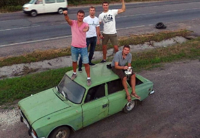 Трое николаевцев решили объехать 10 стран на старом "Москвиче" (ВИДЕО) | Корабелов.ИНФО