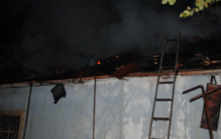 В Корабельном районе тушили пожар площадью 60 кв. м, который возник в дачном доме из-за разжигания печки | Корабелов.ИНФО