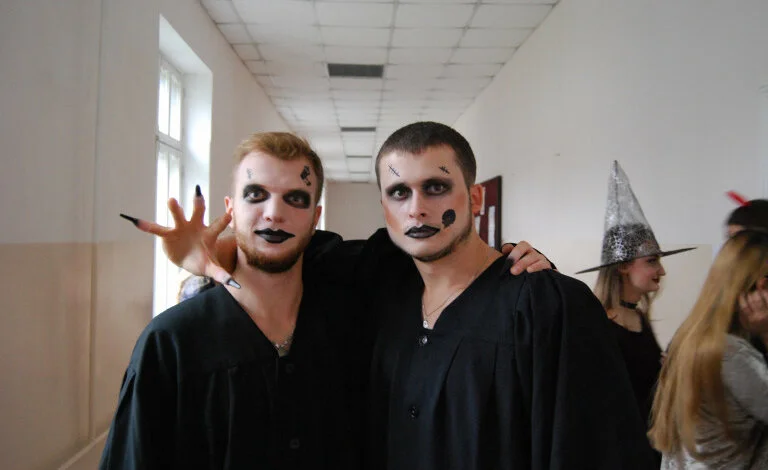 ЕконоМагічний Halloween у Миколаєві: завзято бігали корпусами університету у пошуках кодів та змагалися у конкурсах | Корабелов.ИНФО