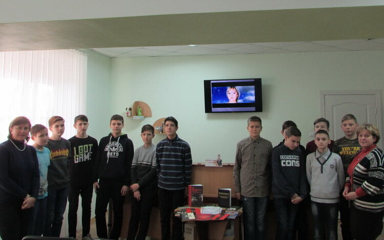 «Свічка плакала в скорботі». У Корабельному районі відбулася година-реквієм до Дня пам'яті жертв Голодомору | Корабелов.ИНФО image 5