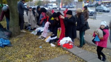 С бордюра: прямо на улице в Корабельном районе прохожим раздавали поношенные вещи и чем-то кормили | Корабелов.ИНФО image 6