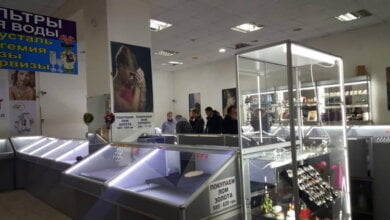 Вооруженное ограбление ювелирного магазина в Николаеве: неизвестные в форме полиции устроили стрельбу на рынке | Корабелов.ИНФО образ 3