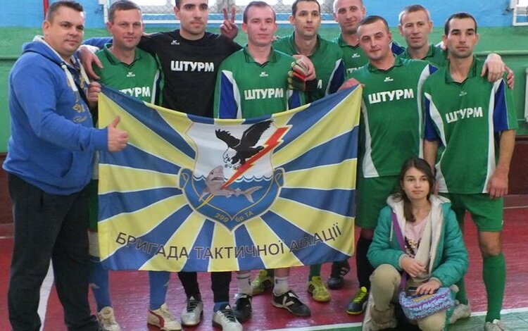 «Пишаємось! Вітаємо!»: команда авіаційної бригади з Корабельного району виборола першість з футзалу серед військових частин | Корабелов.ИНФО image 1