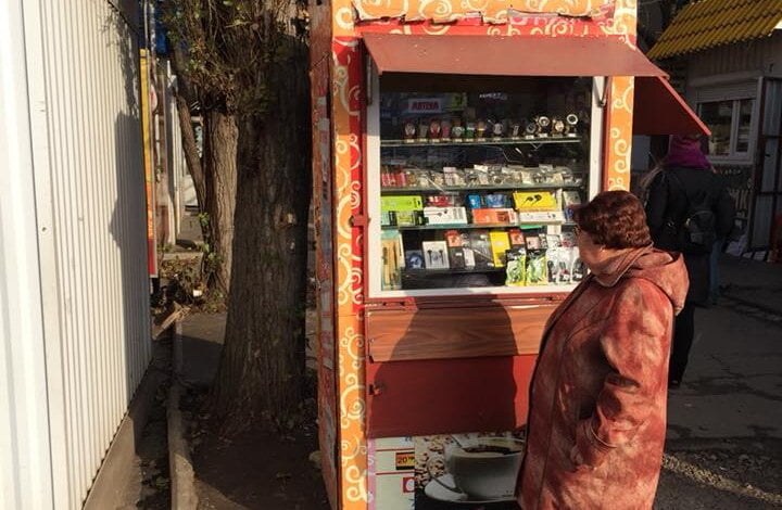 "Не долго музыка играла": на тротуаре в Корабельном районе снова появилась незаконная торговая будка | Корабелов.ИНФО