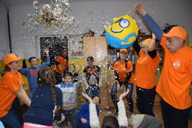 Миньон с сюрпризом, фетровые снежинки… Молодежь из "Ольвии" учила детей-сирот изготавливать новогодние украшения | Корабелов.ИНФО image 4