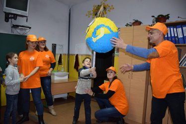 Миньон с сюрпризом, фетровые снежинки… Молодежь из "Ольвии" учила детей-сирот изготавливать новогодние украшения | Корабелов.ИНФО image 3