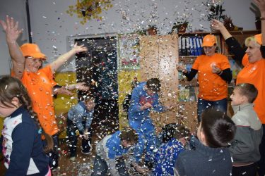 Миньон с сюрпризом, фетровые снежинки… Молодежь из "Ольвии" учила детей-сирот изготавливать новогодние украшения | Корабелов.ИНФО image 2