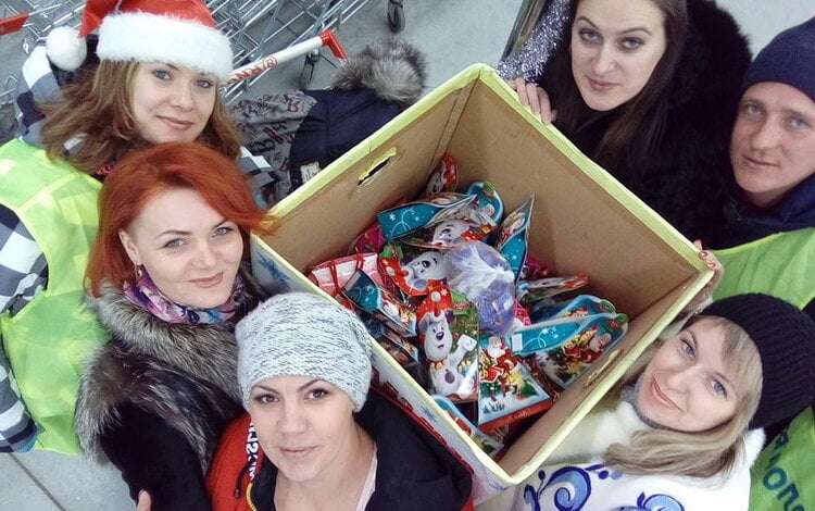 Молодежь "Ольвии" в супермаркете Корабельного района собирала сладкие подарки для детей с тяжёлой судьбой | Корабелов.ИНФО image 4