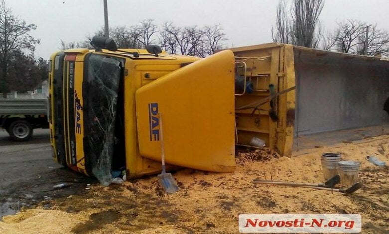 В Корабельном районе перевернулся седельный тягач с кукурузой | Корабелов.ИНФО image 3