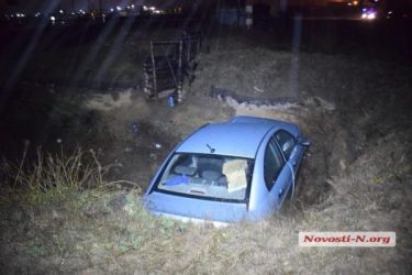 Такси упало в окоп, вырытый у блокпоста в Витовском районе: девушка-пассажир - в больнице | Корабелов.ИНФО image 2