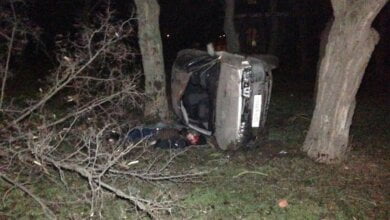 Ночью в Николаеве 2 парня и 2 девушки на Мазде влетели в дерево - водитель погиб | Корабелов.ИНФО image 1