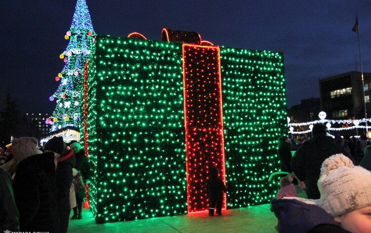 Снеговик и Святой Николай зажгли главную ёлку города в Николаеве | Корабелов.ИНФО image 10