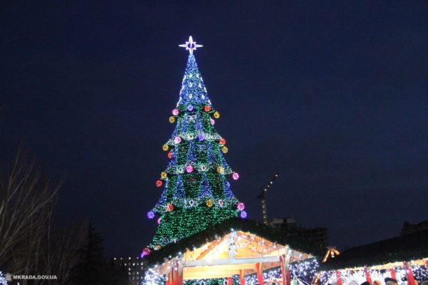 Снеговик и Святой Николай зажгли главную ёлку города в Николаеве | Корабелов.ИНФО image 4
