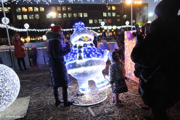 Снеговик и Святой Николай зажгли главную ёлку города в Николаеве | Корабелов.ИНФО image 8