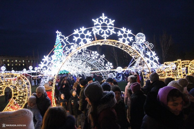 Снеговик и Святой Николай зажгли главную ёлку города в Николаеве | Корабелов.ИНФО image 7
