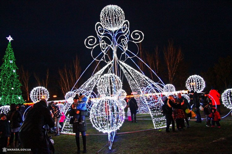 Снеговик и Святой Николай зажгли главную ёлку города в Николаеве | Корабелов.ИНФО image 5