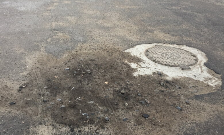 "Заасфальтировали песком с грязью": как в Корабельном районе отремонтировали дорогу во дворе "народными методами" | Корабелов.ИНФО image 3