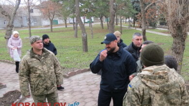 "Це душі тих хлопців, які загинули", - Савченко запропонував посадити 10 ялинок біля Вітовського райвійськкомату (ВІДЕО) | Корабелов.ИНФО