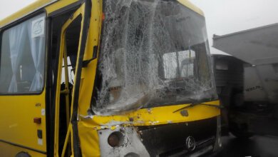 Из-за неработающих "дворников" автобус в Николаеве въехал в мусоровоз – пострадали пять человек | Корабелов.ИНФО