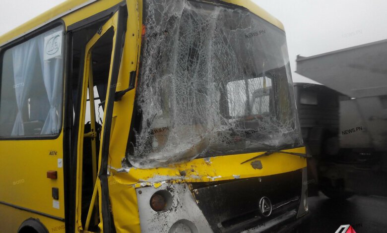 Из-за неработающих "дворников" автобус в Николаеве въехал в мусоровоз – пострадали пять человек | Корабелов.ИНФО