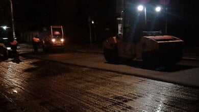 «Куда деваться? Асфальт стынет»: в Николаеве за 9,5 млн гривен под покровом ночи и в дождь ремонтировали дорогу | Корабелов.ИНФО image 4