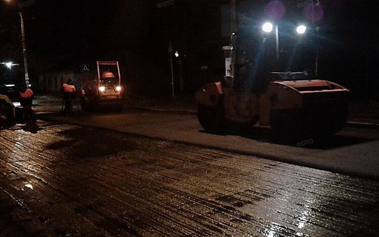 «Куда деваться? Асфальт стынет»: в Николаеве за 9,5 млн гривен под покровом ночи и в дождь ремонтировали дорогу | Корабелов.ИНФО image 4