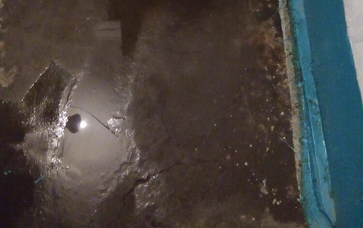 "После дождичка в четверг": из-за забитого ливнестока затапливает "многоэтажку" в Корабельном районе | Корабелов.ИНФО image 5