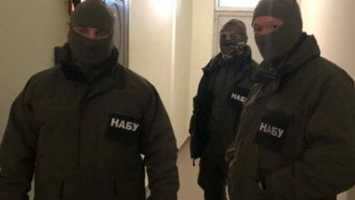 Спецназ НАБУ выломал двери для проведения обыска в квартире у первого замглавы Госмиграционной службы | Корабелов.ИНФО