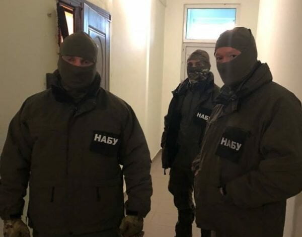 Спецназ НАБУ выломал двери для проведения обыска в квартире у первого замглавы Госмиграционной службы | Корабелов.ИНФО