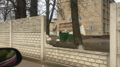 "Не пережил праздничных гуляний": школьный забор в Корабельном районе снова разрушен | Корабелов.ИНФО
