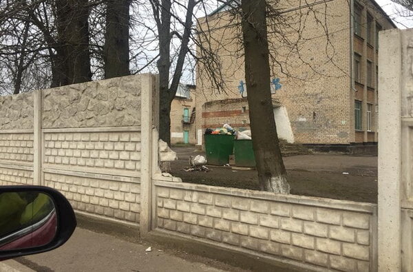 "Не пережил праздничных гуляний": школьный забор в Корабельном районе снова разрушен | Корабелов.ИНФО