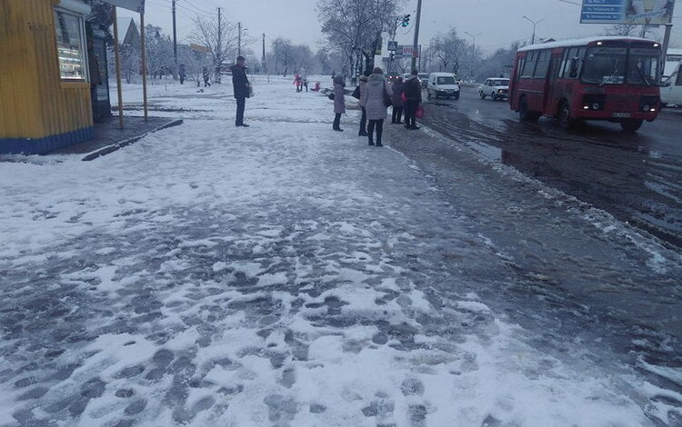 "Сколько можно издеваться над людьми?" - жители Корабельного жалуются на "болото" у остановки общественного транспорта | Корабелов.ИНФО