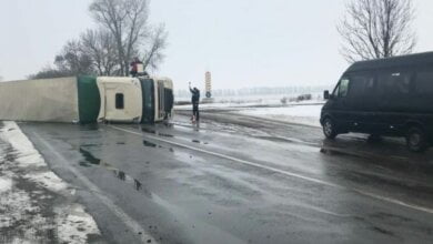 На трасах під Миколаєвом вранці 17 січня перекинулися три вантажівки | Корабелов.ИНФО image 2