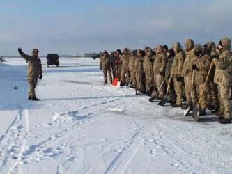 Льотчики розчистили від снігу аеродром у Кульбакіно | Корабелов.ИНФО image 4