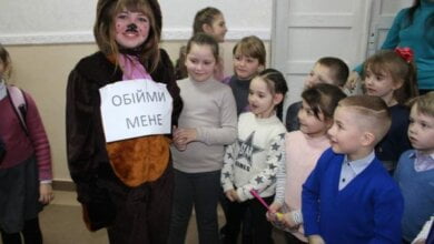 Учнів школи у Корабельному районі перед уроками зустрічали обіймами казкові герої | Корабелов.ИНФО image 3