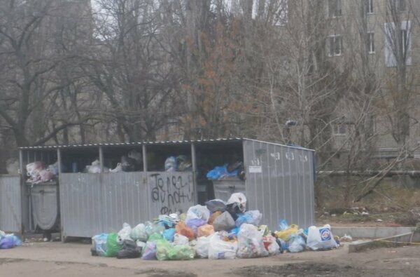 После бала: 2 января в Корабельном районе Николаева дворы завалены мусором | Корабелов.ИНФО