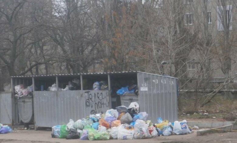 После бала: 2 января в Корабельном районе Николаева дворы завалены мусором | Корабелов.ИНФО